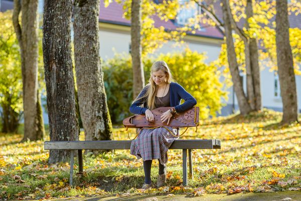 Drabešu muižas parks, meitene spēlē kokli